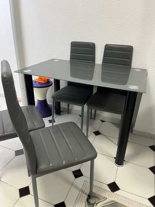 Mesa de comedor con 4 sillas