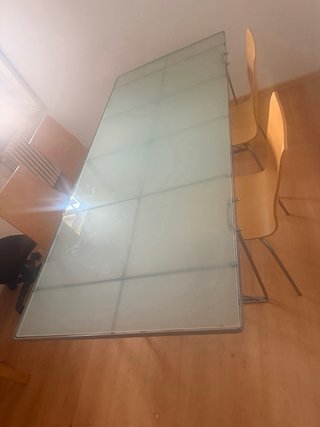 Mesa de comedor con sobre de cristal