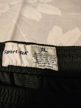 Pantalón corto de deporte negro. Talla XL
