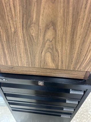 Cajonera pequeña de madera y metal