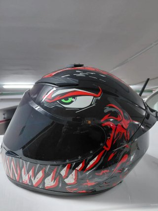 Casco integrale nero con design