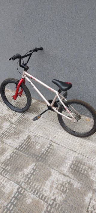 Bicicleta BMX Btwin Roja y Plateada