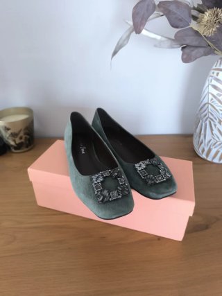 Zapatos planos Alma en Pena verdes con pedrería