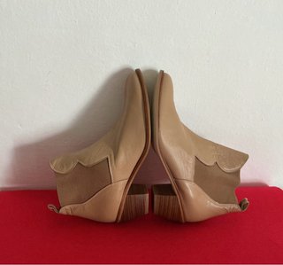 Botines camperos chelsea piel Beige Tacon Madera