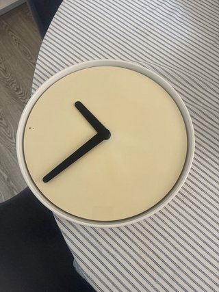 Reloj de pared blanco y negro