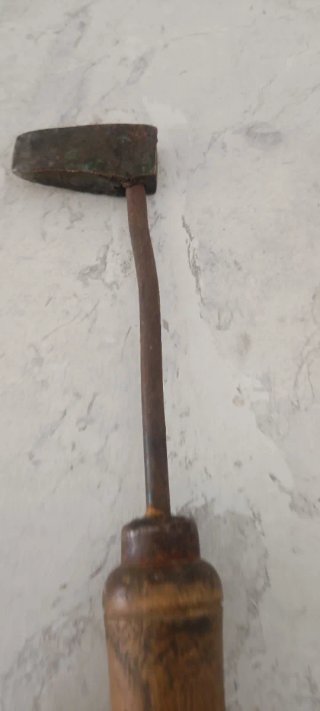 Soldador antiguo con mango de madera