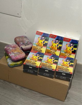 Lote: 1 Lata + 1 Paquete Pokémon 30 Aniversario