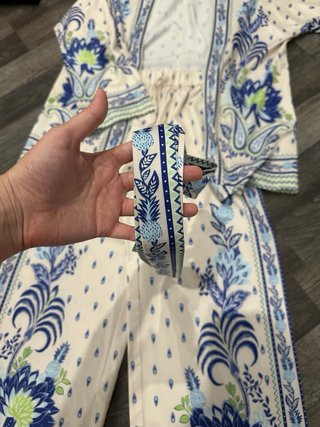 Conjunto efecto seda beige y azul