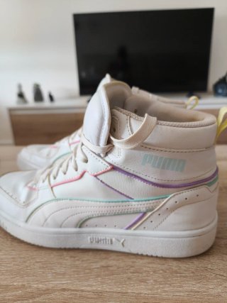 Zapatillas Puma altas blancas y moradas
