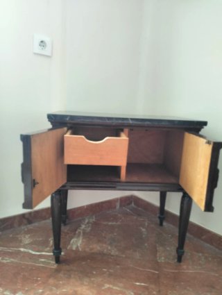 Mesilla de madera con tapa de mármol