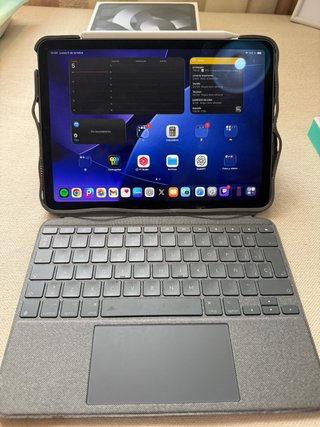 iPad Air 2022 Space Gray + Logitech Combo Touch