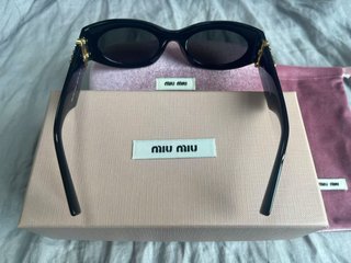 Gafas de sol Miu Miu negras con estuche