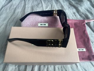 Gafas de sol Miu Miu negras con estuche