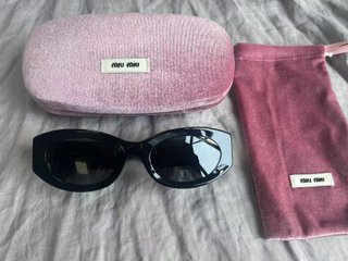 Gafas de sol Miu Miu negras con estuche