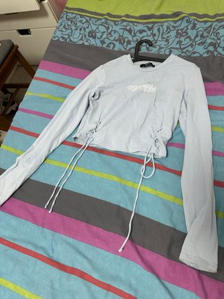 Crop top azul con cordones