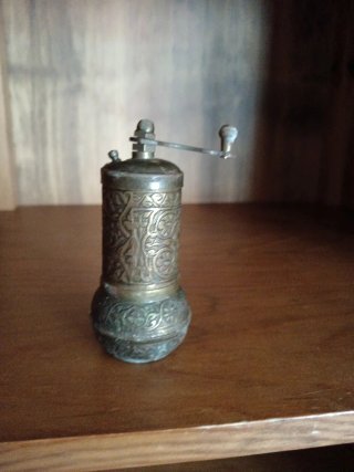 Molinillo de especias antiguo decorado