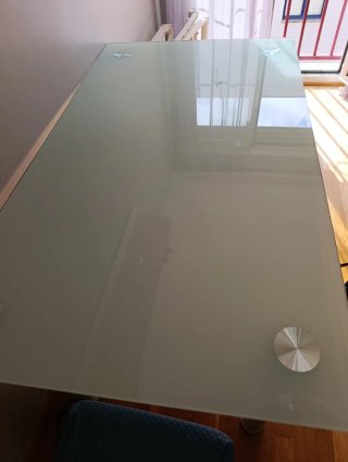 Mesa de salón con sobre de cristal
