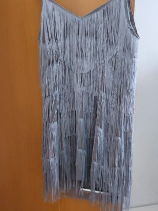 Vestido de fiesta con flecos plateado