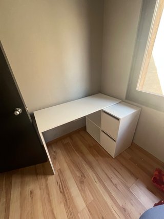 Mesa de escritorio blanca con estantería
