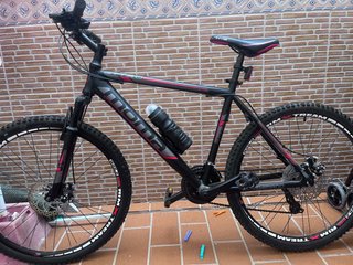 Bicicleta de Montaña Negra marca moma