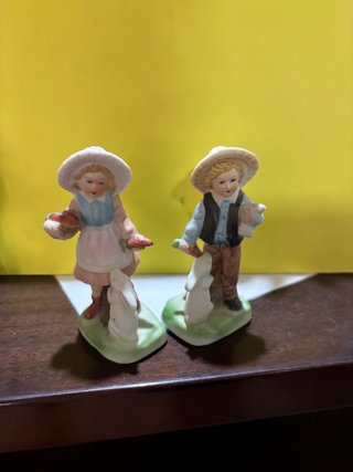 Figuras de porcelana de niños con conejos