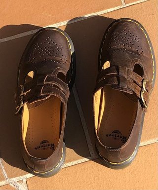 Zapatos Dr. Martens Marrones T-Strap Hebilla