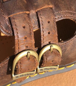 Zapatos Dr. Martens Marrones T-Strap Hebilla