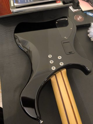Bajo Harley Benton 5 cuerdas activo + Funda Fender