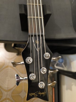 Bajo Harley Benton 5 cuerdas activo + Funda Fender