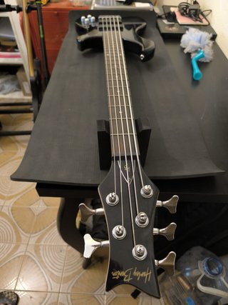 Bajo Harley Benton 5 cuerdas activo + Funda Fender