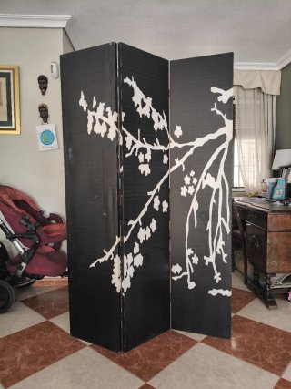 Biombo decorativo con ramas blancas