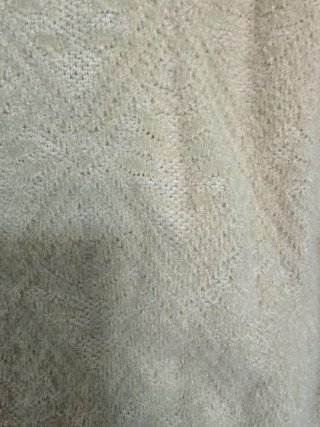 Jersey beige con cuello alto y volantes
