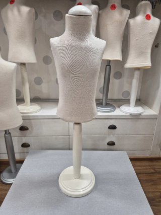 Maniquí de tela blanco y plateado