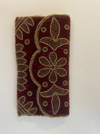 Bolso de mano burdeos y dorado