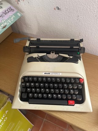 Máquina de escribir Olivetti Lettera 12