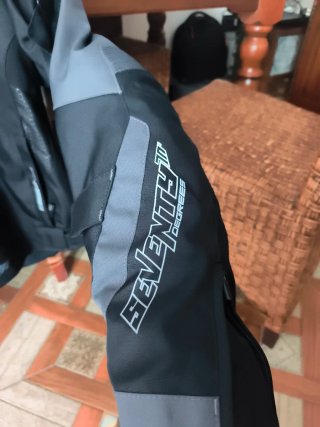 Cazadora de moto negra y gris