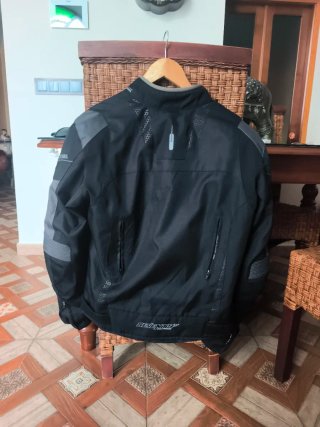 Cazadora de moto negra y gris
