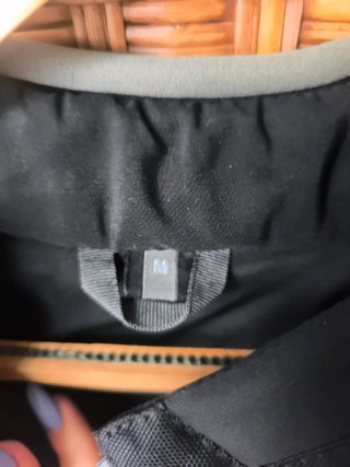 Cazadora de moto negra y gris