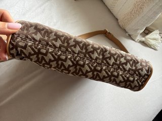 Bolso bandolera DKNY monograma