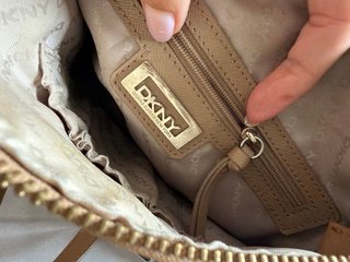 Bolso bandolera DKNY monograma