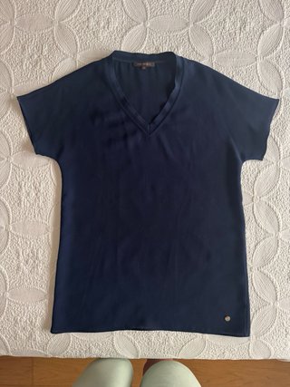 Blusa Adolfo Dominguez manga corta azul marino.