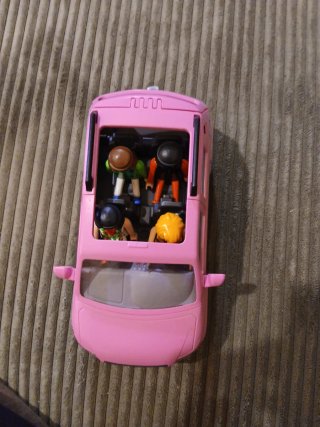 Coche Playmobil rosa con figuras