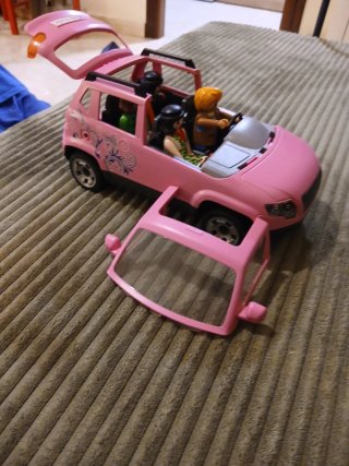 Coche Playmobil rosa con figuras