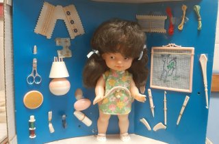 Muñeca Arlequín con Accesorios de Costura