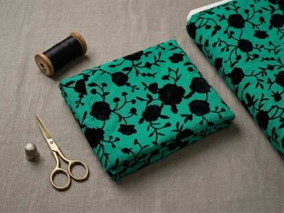 Tela Verde con Bordado Floral Negro