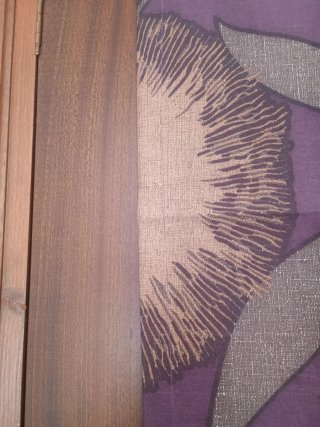 Dos cortinas moradas y beige con estampado floral