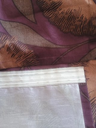 Dos cortinas moradas y beige con estampado floral