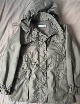 Parka impermeable gris con capucha