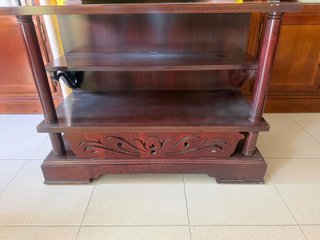 Mueble clásico de madera