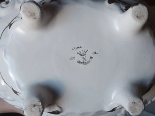 Sopera antigua de porcelana con flores en relieve
